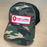 Sombrero de camuflaje con parche de etiqueta roja