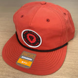 Sombrero de visera plana naranja oscuro con etiqueta roja